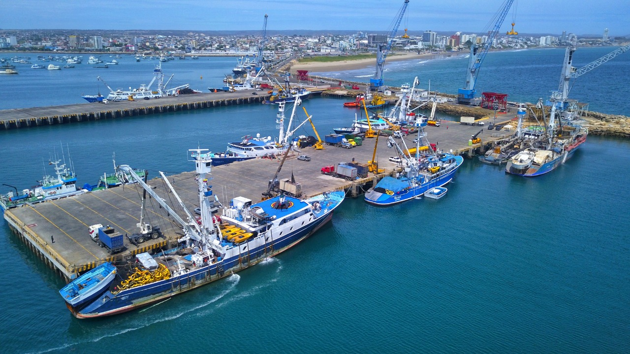 Puerto Pesquero de Manta — flota MANTFRESH en el Océano Pacífico